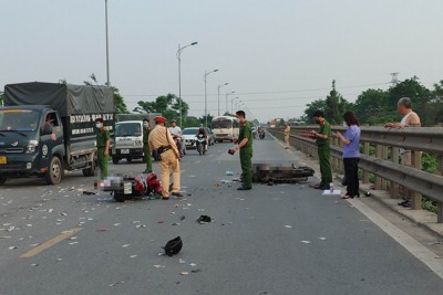 Hai tài xế xe máy tử vong sau va chạm trên Quốc lộ 1A