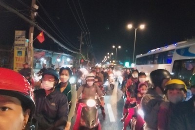 Người dân chen nhau quay lại TP Hồ Chí Minh sau kỳ nghỉ lễ