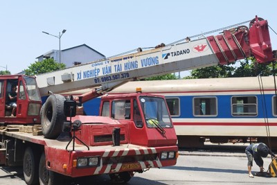 Tàu SE1 trật bánh khỏi đường ray tại Huế