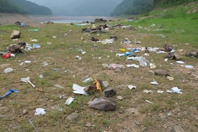 Vĩnh Phúc: Người dân xả rác bừa bãi tại Hồ thủy lợi Xạ Hương
