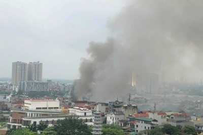 Hà Nội: Cháy ở Tam Trinh, xưởng gỗ bị thiêu rụi