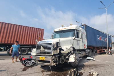Hải Dương: Container gây tai nạn làm tắc hàng loạt phương tiện trên Quốc lộ 5