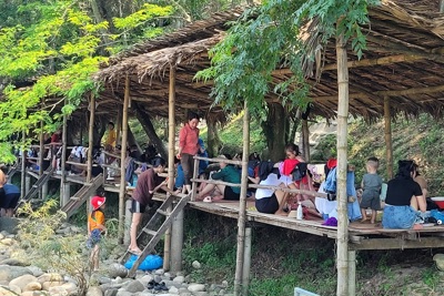 Hà Tĩnh: Người dân “đổ xô” lên rừng, xuống biển giải nhiệt