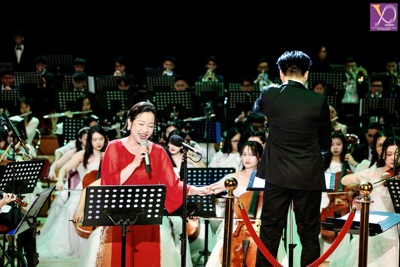 Mỹ Linh cùng 200 thành viên Dàn nhạc trẻ tạo nên tiệc nhạc phim thịnh soạn
