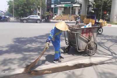 Công nhân môi trường căng mình làm việc trong “chảo lửa” ngày 6/5