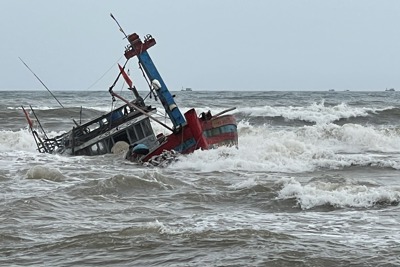 Cứu hộ 2 tàu cá gặp nạn do giông lốc tại biển Thừa Thiên Huế