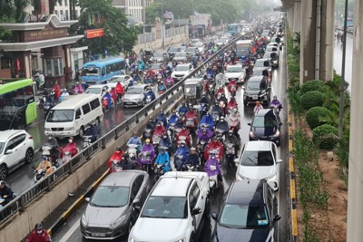 Mưa lớn đầu giờ sáng: Nhiều tuyến đường Hà Nội tê liệt