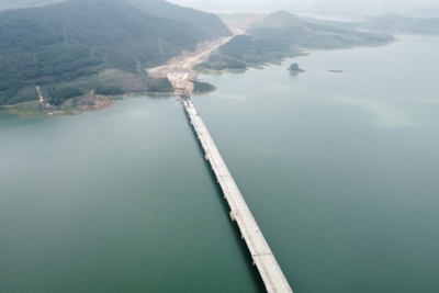 Cận cảnh cây cầu vượt hồ dài nhất cao tốc Bắc - Nam dần thành hình