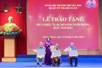 Quận Thanh Xuân trao Huy hiệu Đảng cho 480 đảng viên