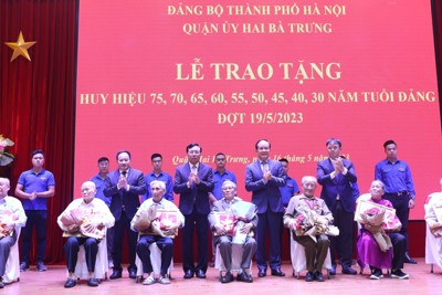 Phó Bí thư Thành ủy Nguyễn Ngọc Tuấn trao Huy hiệu Đảng tại quậnHai Bà Trưng