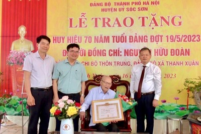 Huyện Sóc Sơn trao Huy hiệu 70 năm tuổi Đảng cho đảng viên gần 100 tuổi