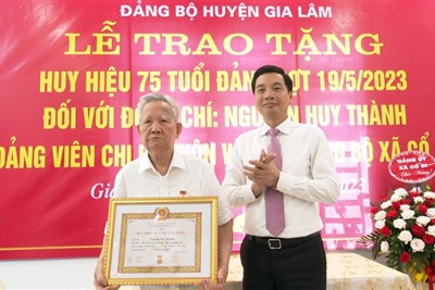 Huyện ủy Gia Lâm trao Huy hiệu Đảng cho đảng viên lão thành