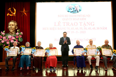 Chủ tịch UBND Thành phố Trần Sỹ Thanh trao Huy hiệu Đảng tại quận Hoàn Kiếm