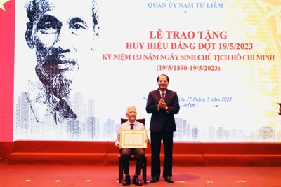 Quận Nam Từ Liêm trao Huy hiệu Đảng cho 184 đảng viên