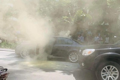 Xế hộp BMW bất ngờ bốc cháy trên đường Huỳnh Thúc Kháng
