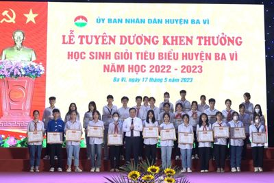 Ba Vì: Khen thưởng 194 học sinh tiêu biểu và 19 giáo viên năm học 2022–2023