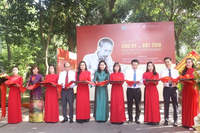 Khai mạc Triển lãm sưu tập chữ ký, bút tích của Chủ tịch Hồ Chí Minh