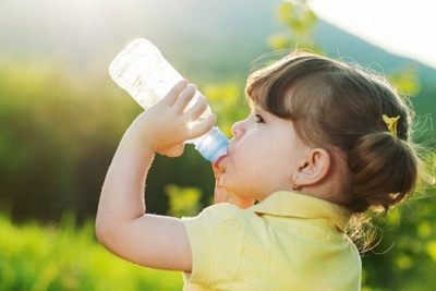 Cách phòng tránh mất nước cho trẻ khi nắng nóng gay gắt