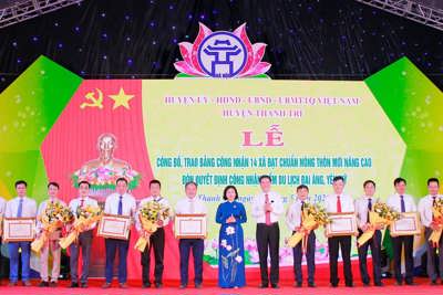 Phó Bí thư Thường trực Nguyễn Thị Tuyến trao Bằng công nhận NTM tại Thanh Trì