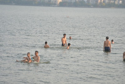 Người dân đổ ra Hồ Tây giải nhiệt trong đợt nắng nóng cao điểm