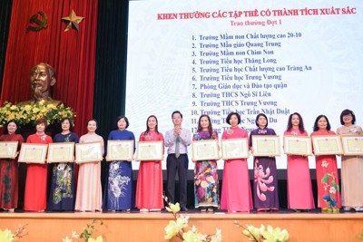 Quận Hoàn Kiếm tuyên dương, khen thưởng giáo viên, học sinh đạt thành tích cao