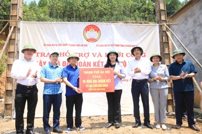 Chùm ảnh: Hà Nội hỗ trợ Tuyên Quang 500 triệu đồng xây nhà Đại đoàn kết