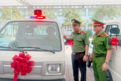 Huyện Thanh Trì bàn giao 16 xe ô tô tải cho lực lượng công an xã