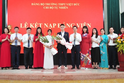 Hai học sinh THPT đầu tiên của quận Hoàn Kiếm được kết nạp Đảng