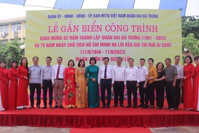 Quận Hai Bà Trưng: Gắn biển công trình chào mừng 62 năm Ngày thành lập quận