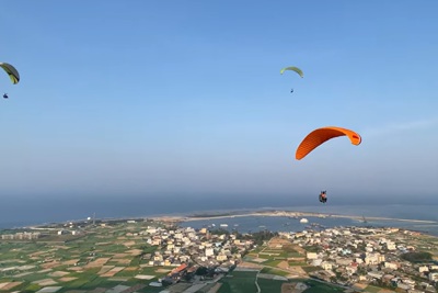 Dù lượn tung bay trên đảo tiền tiêu