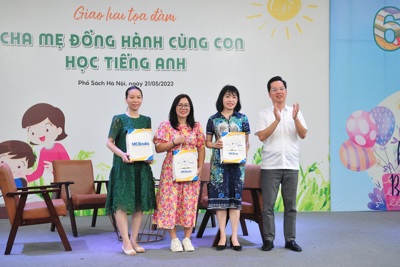 Tọa đàm "Cha mẹ đồng hành cùng con học tiếng Anh" tại Phố sách Hà Nội