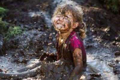 Lợi ích bất ngờ khi cho trẻ hoạt động, vui chơi ngoài trời với bùn đất