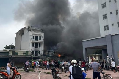 Cháy lớn dãy kho xưởng ở hồ Đền Lừ, quận Hoàng Mai