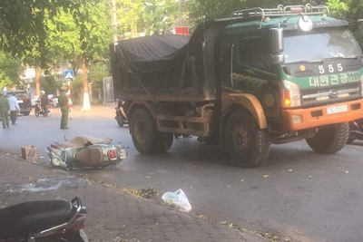 Hà Nội: Va chạm với xe tải, một người đi xe máy tử vong
