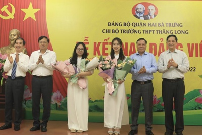 Quận Hai Bà Trưng:Lãnh đạo TP chúc mừng 2 đảng viên đầu tiên là học sinh