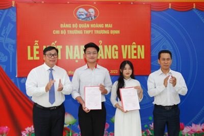 Quận Hoàng Mai: Trường THPT thứ 3 kết nạp học sinh vào Đảng