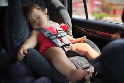 Cảnh giác sốc nhiệt ở trẻ  khi ngồi trong ô tô 