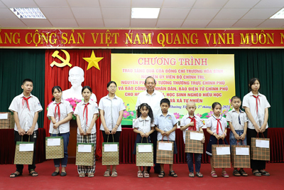 Trao tặng quà cho học sinh nghèo hiếu học huyện Thường Tín