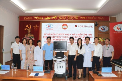 Agribank  Láng Hạ trao tặng thiết bị y tế cho Bệnh viện Tim Hà Nội