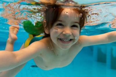 Cách phòng viêm tai giữa cho trẻ khi đi bơi trong mùa hè