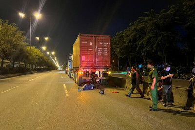 Tai nạn giao thông ngày 1/6/2023: Xe máy điện găm chặt đuôi xe container