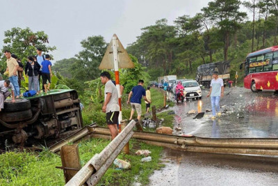 Tai nạn giao thông ngày 4/6/2023: Tai nạn liên hoàn, người dân đập kính thoát ra