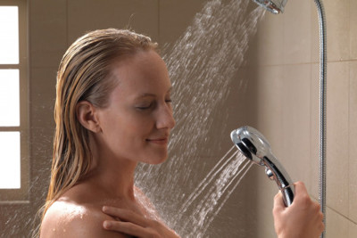 Mùa hè nắng nóng, tắm thường xuyên sẽ gây hại cơ thể