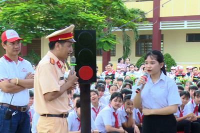 Tăng cường tuyên truyền, bảo đảm an toàn giao thông cho học sinh