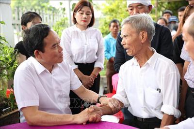 Phó Thủ tướng Trần Lưu Quang thăm, viếng các nạn nhân