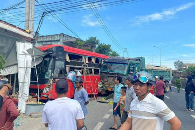 Tai nạn giao thông ngày 13/6/2023: Xe khách lao vào nhà dân