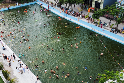 Hà Nội: Ao làng ô nhiễm được hồi sinh thành bể bơi miễn phí 