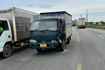 Tai nạn giao thông ngày 24/6:Xe đầu kéo rơi lốp làm vỡ đầu 2 xe tải