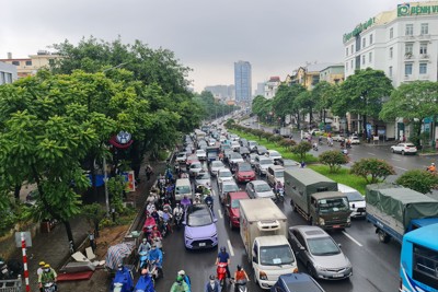 Hà Nội: Người dân chật vật đi làm dưới mưa sáng đầu tuần
