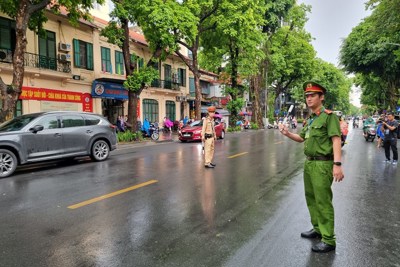 Hà Nội: Cảnh sát giao thông hỗ trợ thí sinh đi thi tốt nghiệp THPT 2023